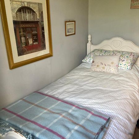 Comfy Cosy Little Room Tv Fridge Microwave Upton  Exteriör bild