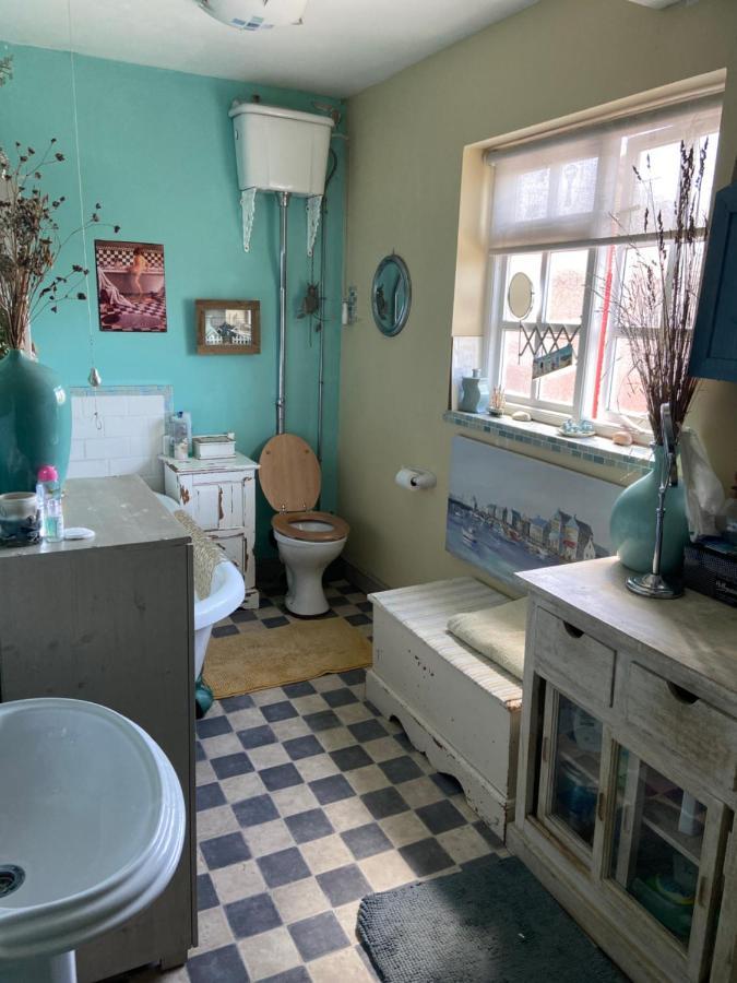 Comfy Cosy Little Room Tv Fridge Microwave Upton  Exteriör bild