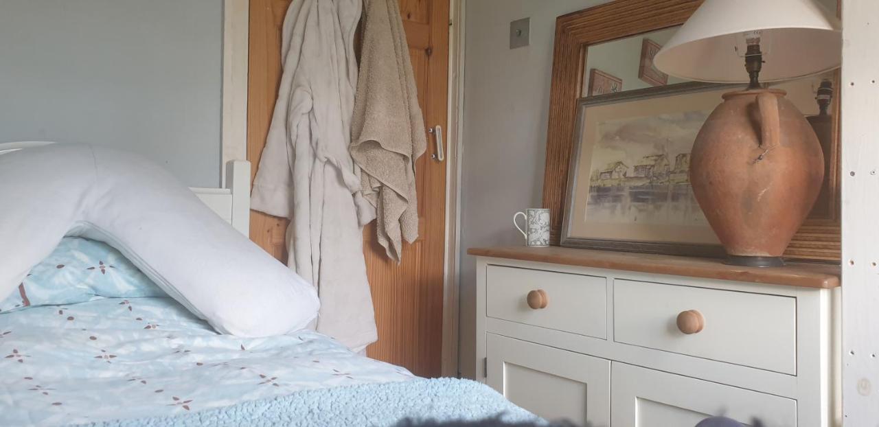 Comfy Cosy Little Room Tv Fridge Microwave Upton  Exteriör bild