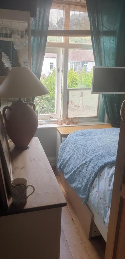Comfy Cosy Little Room Tv Fridge Microwave Upton  Exteriör bild